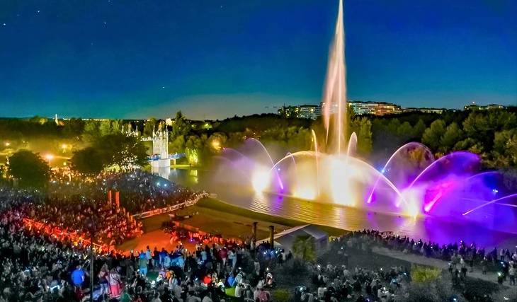 O grande espetáculo gratuito de água, luz e som de um município de Madrid que reúne todos os anos centenas de pessoas: só acontece aos fins de semana e tem novidades