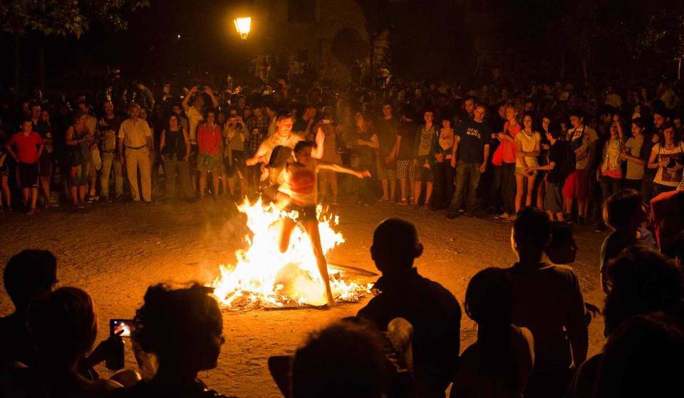 Falò di San Juan, festa della schiuma e musica dal vivo: il quartiere di Madrid che festeggia l’arrivo dell’estate in grande stile