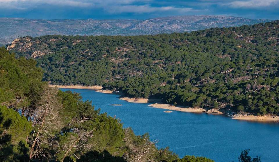 La playa fluvial menos masificada que el San Juan y en la que está permitido bañarse: está a 50 km de Madrid y tienen merenderos para pasar el día