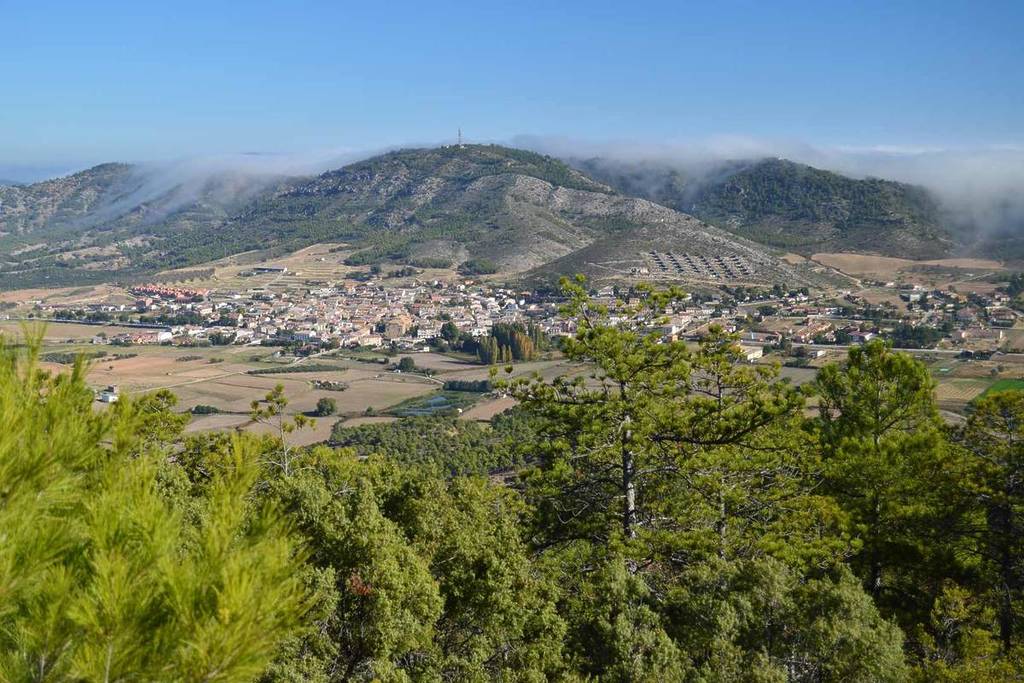 Die günstige Alternative eine Stunde von Madrid entfernt: das Dorf in der Provinz Guadalajara, wo es Einfamilienhäuser mit Pool für 150.000 Euro gibt und das direkt an einem „Innenstrand“ liegt