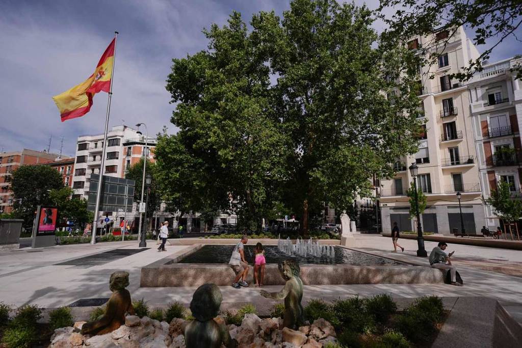 Dopo un anno di lavori, Almeida inaugura la piazza di Chamberí rinnovata: il tempietto storico è stato spostato e a Madrid è stato aggiunto un grande parco giochi