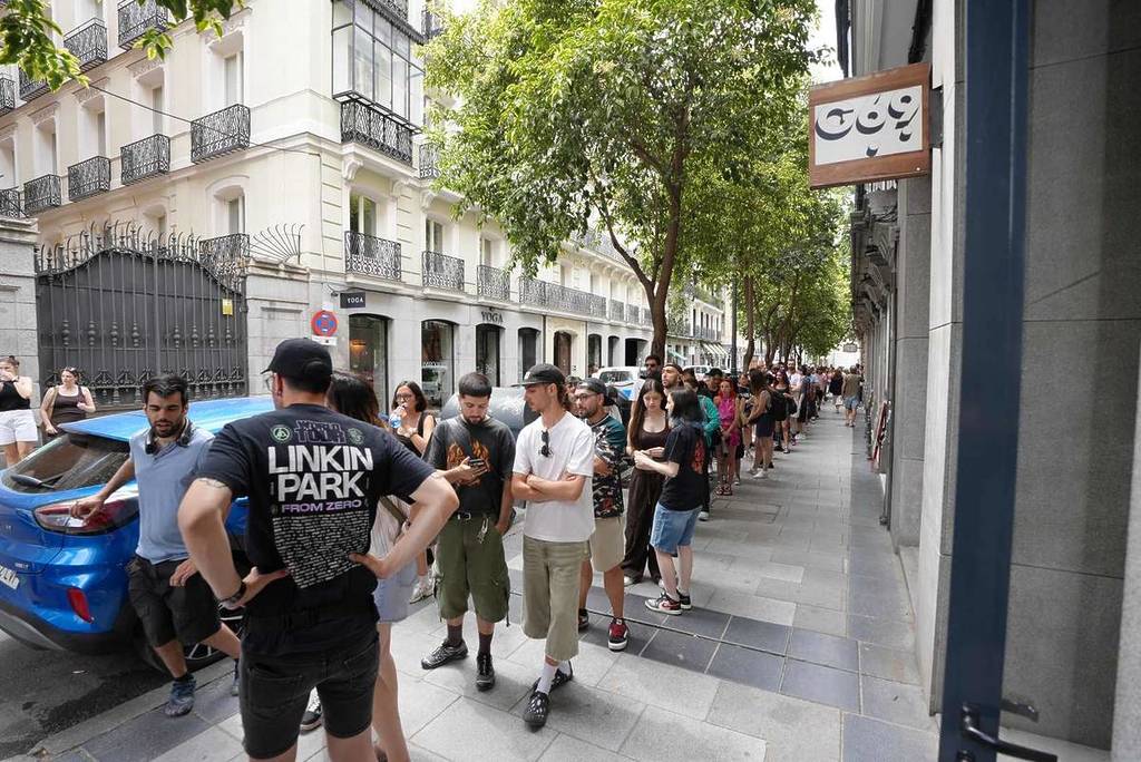 O Linkin Park oferece pedaços de tortilha para celebrar os seus concertos em Madrid e formam-se filas desde de manhã cedo