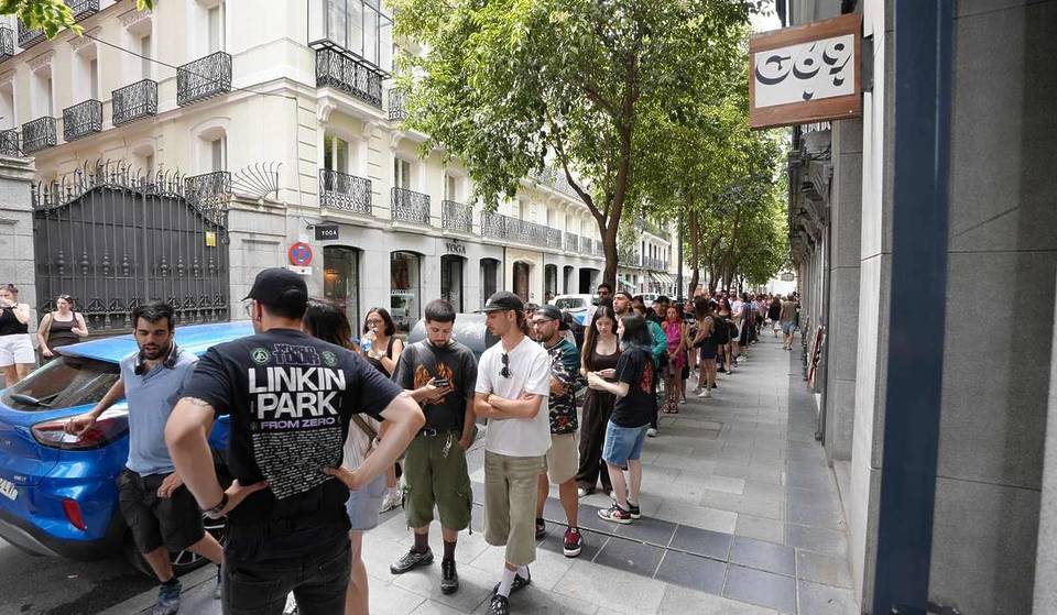 Linkin Park Hands Out Tortilla Skewers to Celebrate Their Madrid Concerts, Creating Lines Starting First Thing in the Morning