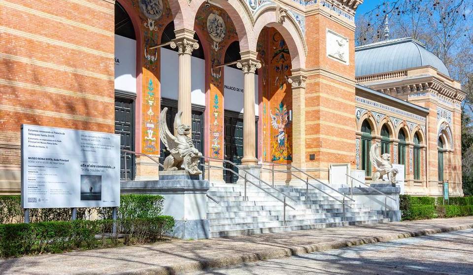 After two years of closure, the palace—now converted into a museum in Retiro Park (and it’s not the Crystal Palace)—reopens: its first exhibition is dedicated to a Madrid-based artist
