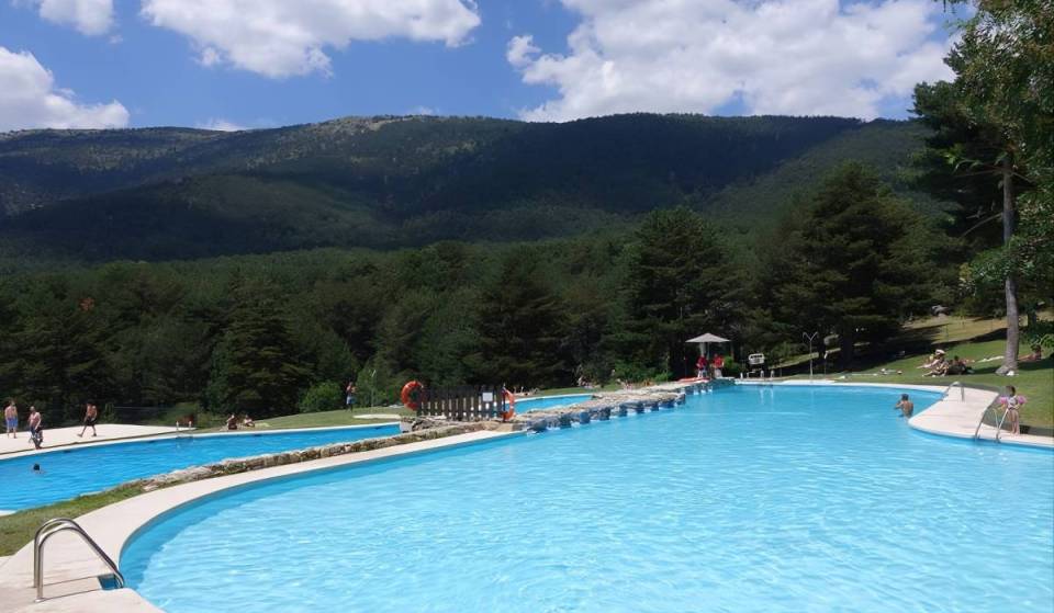 A 1h de Madrid: abren dos grandes piscinas naturales de agua fría entre montañas y rodeadas de pinos silvestres