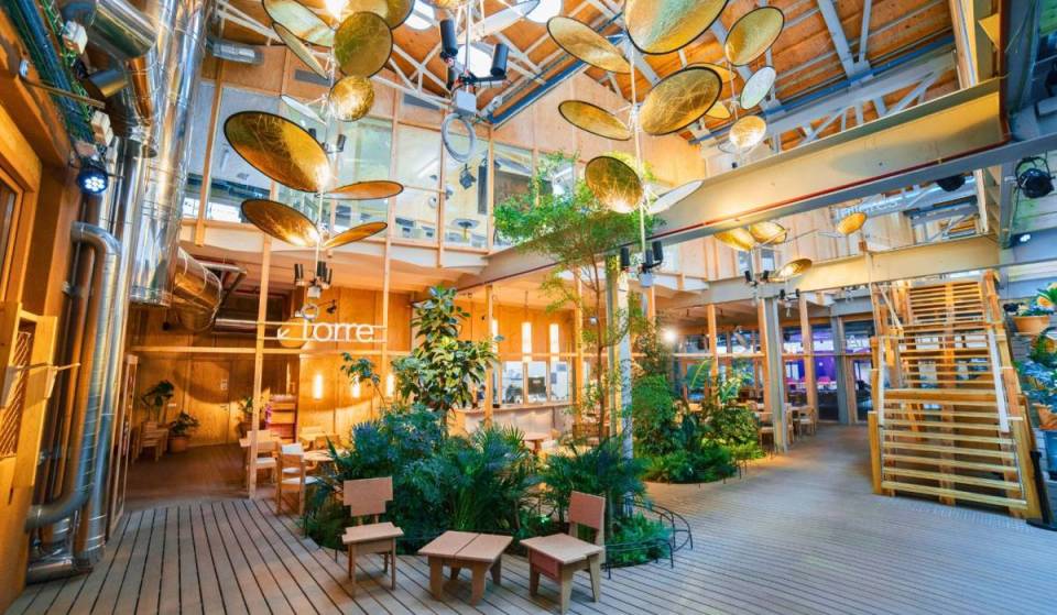 Jardín, zona de siesta, lectura y juegos: este edificio de Madrid se convierte en un refugio climático este verano (y lo mejor es que es gratis)