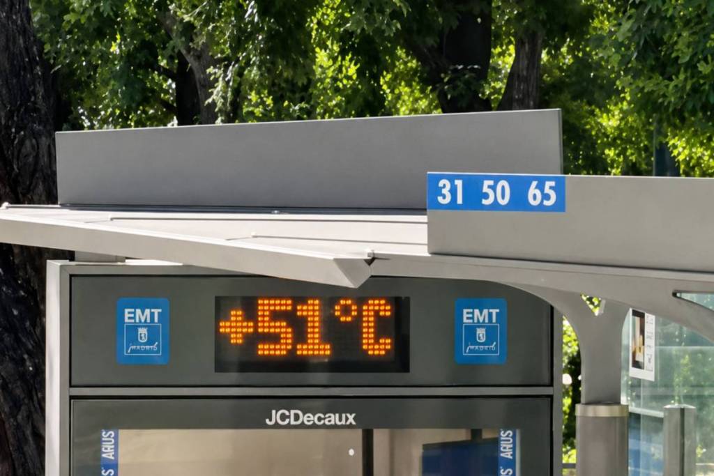 A verdadeira razão pela qual as marquesas de autocarro de Madrid marcam até 51 graus quando a temperatura real é de 38: o impacto do metal e dos painéis