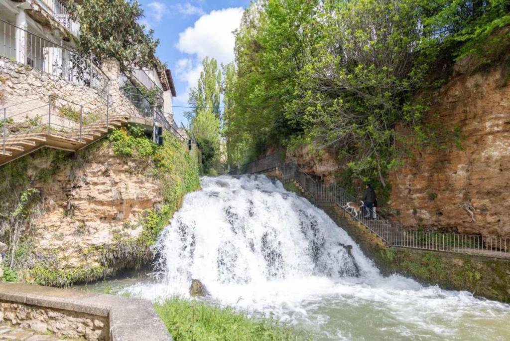 Ein malerisches Dorf weniger als 2 Stunden von Madrid entfernt, berühmt für seine spektakulären städtischen Wasserfälle, seine historische Architektur und sein idyllisches königliches Thermalbad