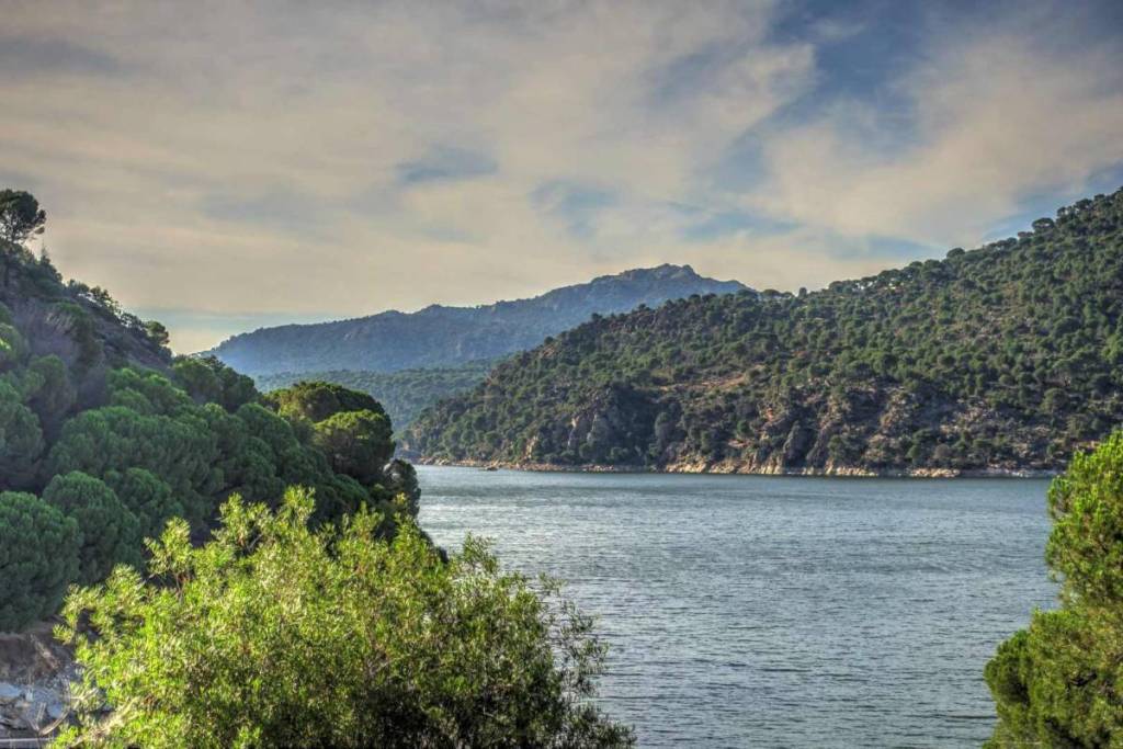 Er ist wie der Caminito del Rey, liegt aber direkt am Stausee von San Juan in Madrid: Er hat eine tibetische Brücke und spektakuläre Ausblicke
