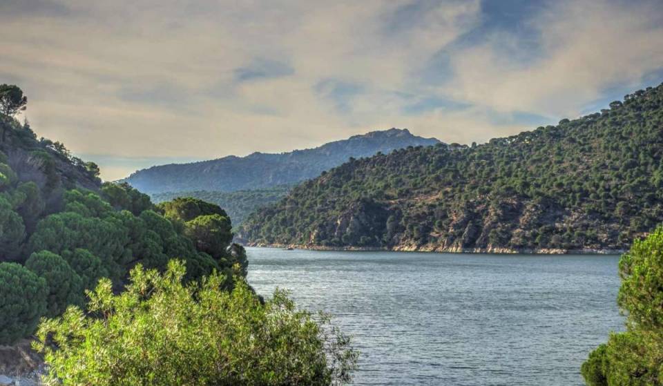 Es como el Caminito del Rey, pero está junto al embalse de San Juan en Madrid: tiene un puente tibetano y vistas espectaculares