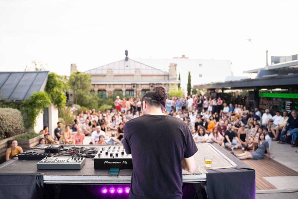 Un giardino naturale su un tetto tra Lavapiés e Arganzuela: l’oasi climatica di Madrid che ospiterà cinema e musica per tutta l’estate