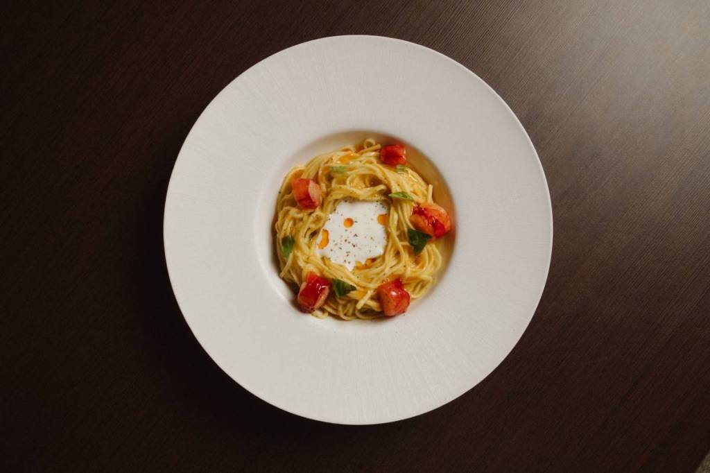 Tagliolini com tomate siciliano, carabinero e sambuca