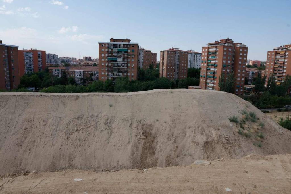 From the “Seven Breasts” Hill to the Three Mountains of Aluche: Madrid Begins to Level the Artificial Hills Created by the A-5 Construction Project