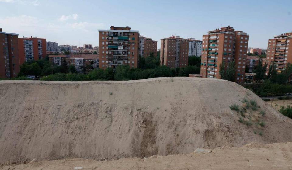 Del cerro de las 7 tetas a las 3 montañas de Aluche: Madrid empieza a rebajar las colinas artificiales surgidas por las obras de la A-5