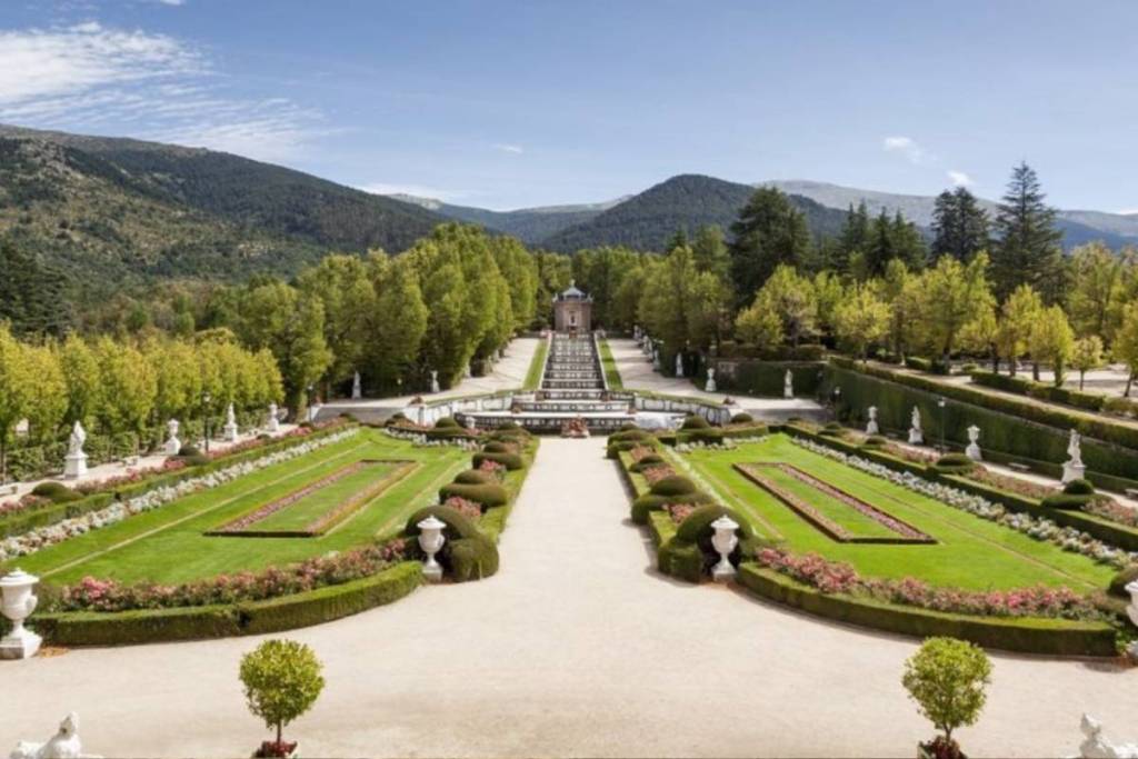 La fuente de La Cascada rodeada por los jardines de La Granja de San Ildefonso.