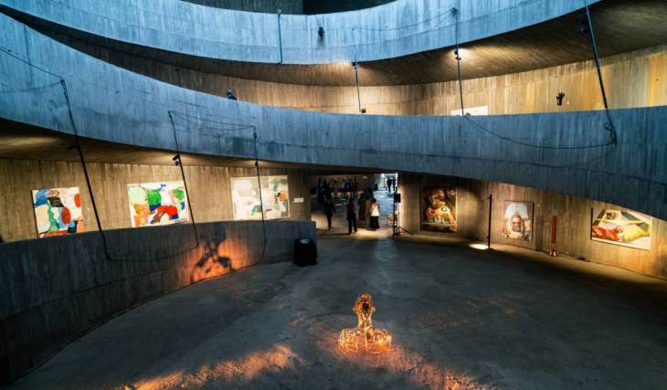 Un edificio brutalista de 37 000m2 a las afueras de Madrid se transformará en una galería de arte contemporáneo por un día: todos los detalles de la experiencia efímera que subastará obras de 60 artistas