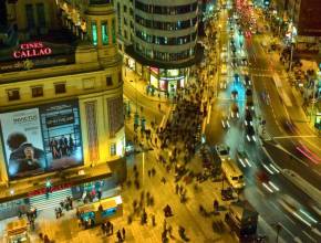Open-air movie theater with free water and popcorn: Madrid’s Plaza de Callao turns into a summer movie theater to celebrate its 100th anniversary