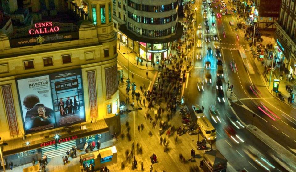Cinema ao ar livre com água e pipocas grátis: a Praça de Callao, em Madrid, transforma-se num cinema de verão para comemorar os seus 100 anos