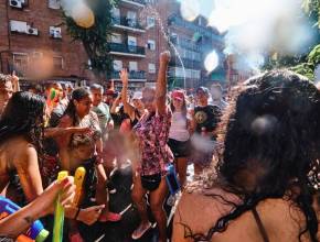 Pistolas de agua, diversión e historia de barrio: Madrid cuenta los días para celebrar su fiesta más refrescante del verano