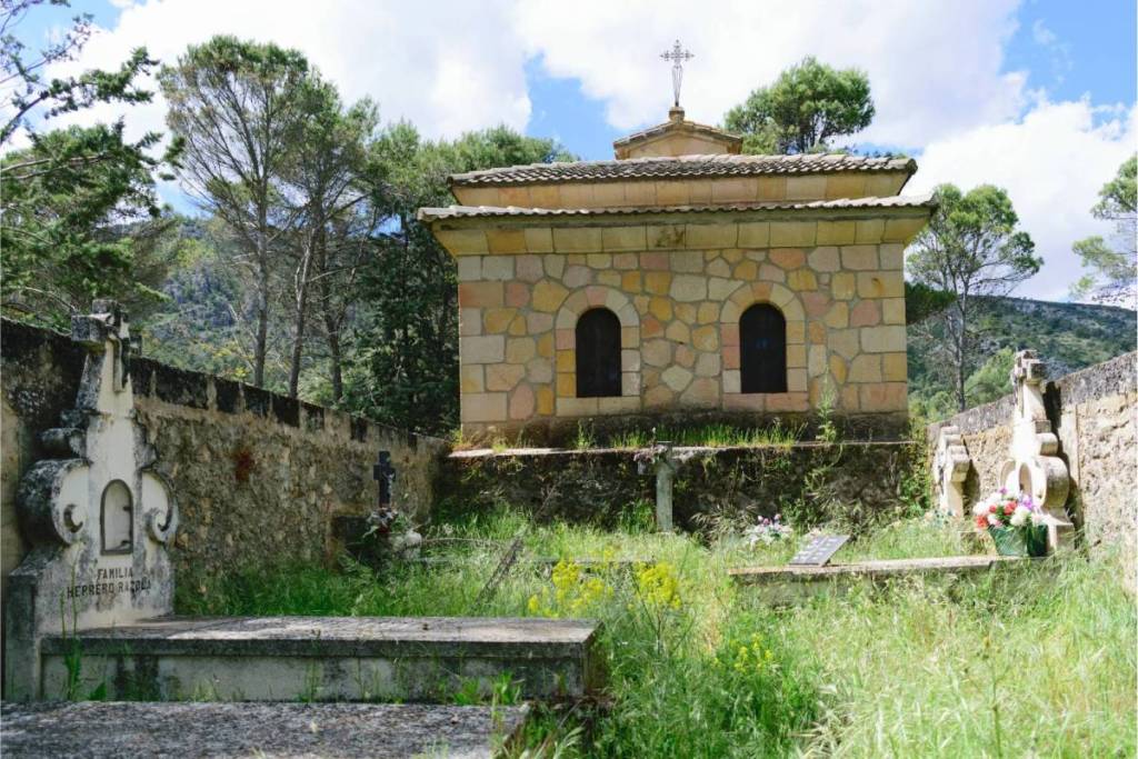 L’eremo di San Andrés de Poyos, costruito in memoria del paese di Santa María de Poyos.