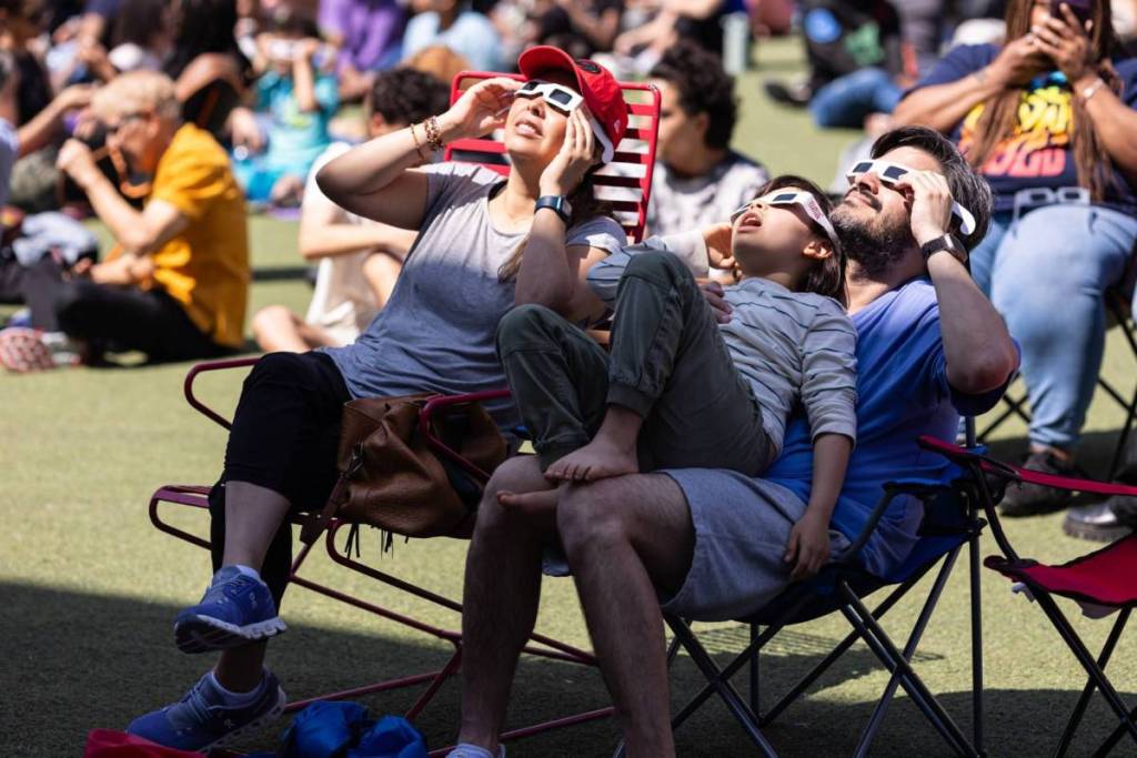Madrid will distribute free glasses to view the solar eclipse on August 12: here are the pickup locations