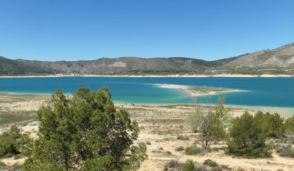 El pueblo olvidado que el embalse de Buendía tragó bajo sus aguas: una fascinante excursión a dos horas de Madrid
