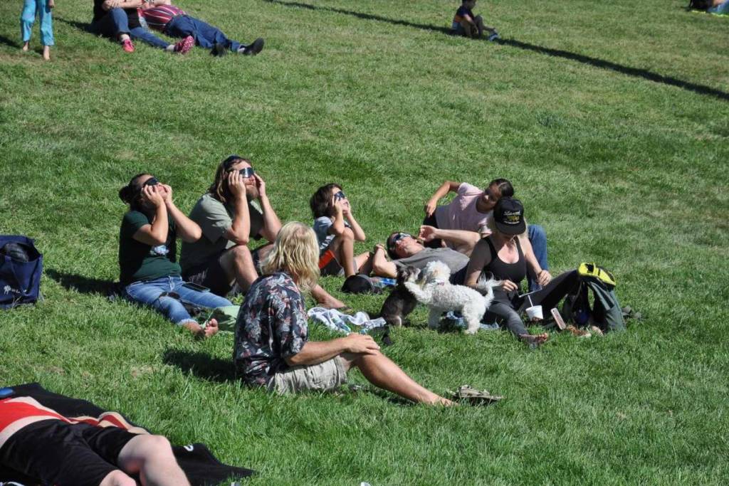 Cómo conseguir gratis las gafas para ver el eclipse solar que regala el Ayuntamiento de Madrid: puntos de entrega y fechas