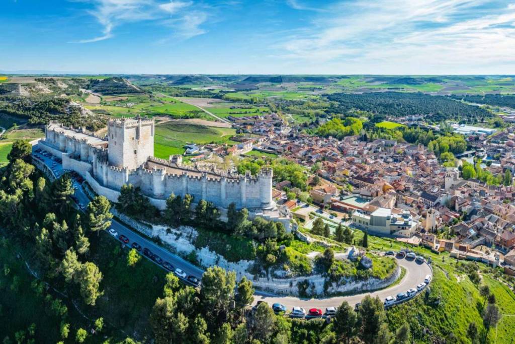 A poco più di 2 ore da Madrid: il castello medievale da cui potrai vedere l’eclissi totale tra i vigneti
