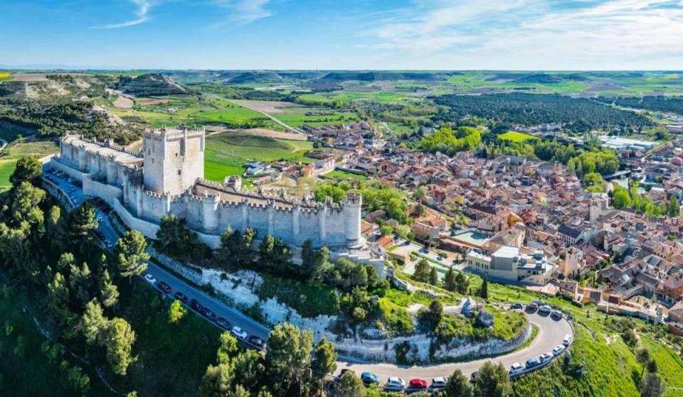 A poco más de 2 horas de Madrid: el castillo medieval desde el que podrás ver el eclipse total entre viñedos