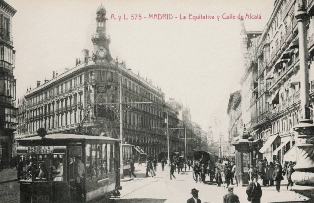 Vecchia cartolina di Calle de Alcalá, all’angolo con Calle de Sevilla, con l’edificio de La Equitativa a Madrid.