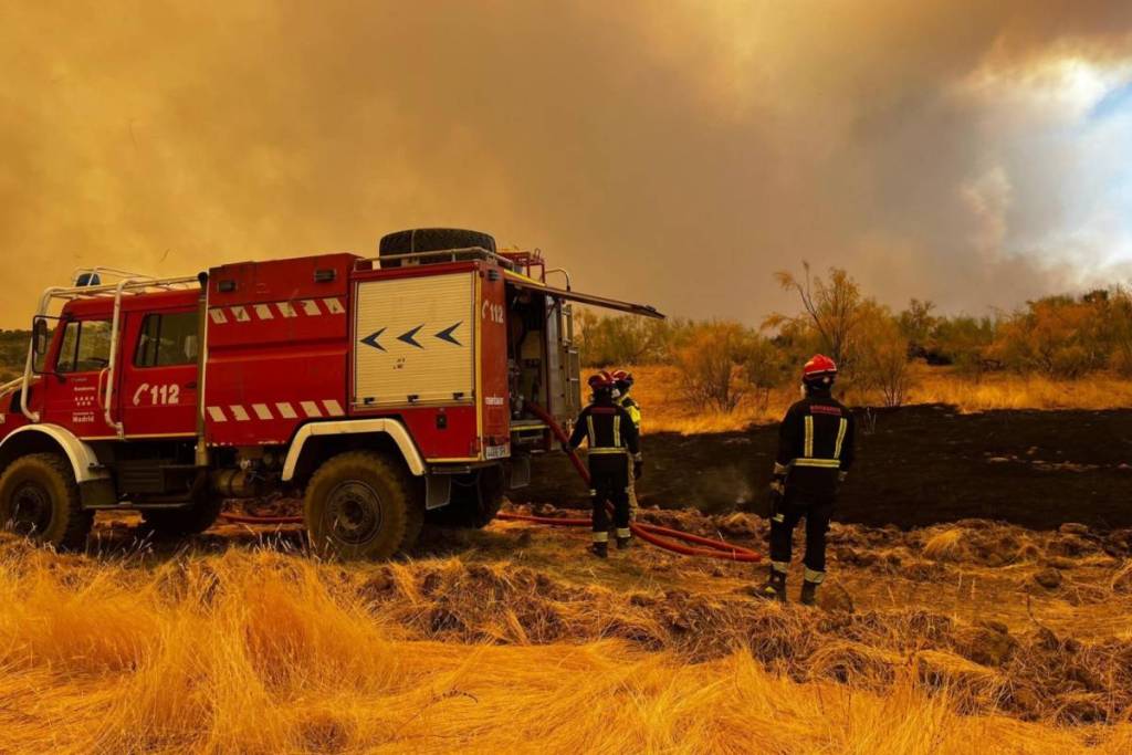 Autopompa dei vigili del fuoco impegnata nelle operazioni di spegnimento degli incendi che stanno colpendo Toledo, Ávila e la Comunità di Madrid.