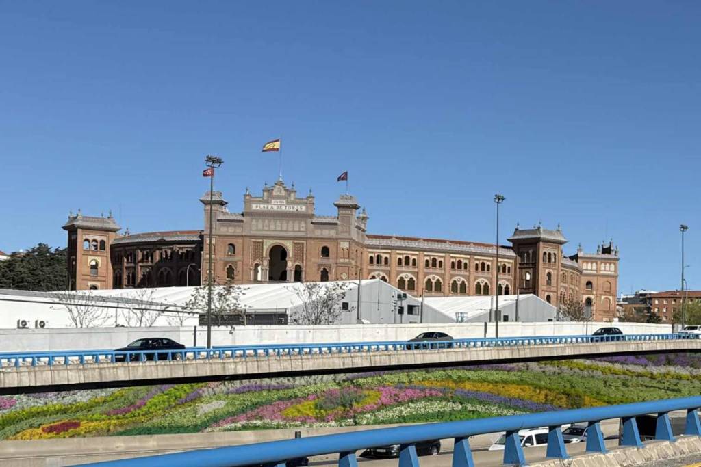Changement radical d’image de la M30 : les travaux des jardins verticaux à côté de Ventas commencent