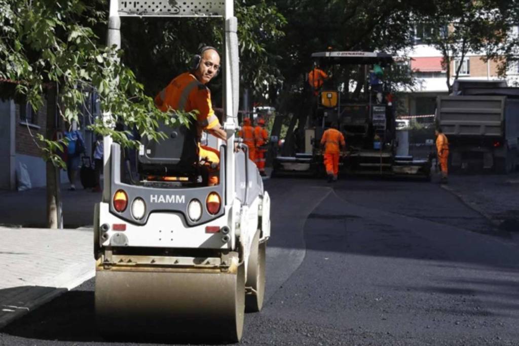 «Más duradero y menos ruidoso»: Madrid invierte 1,3 millones en Moncloa-Aravaca para asfaltar 12 grandes vías con neumáticos reciclados