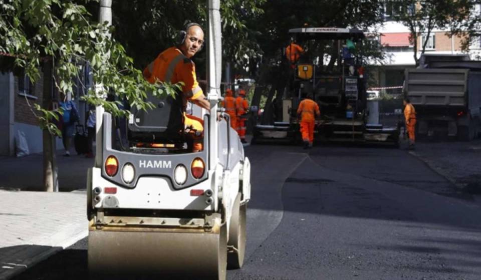 «Mais duradouro e menos ruidoso»: Madrid investe 1,3 milhões em Moncloa-Aravaca para asfaltar 12 grandes vias com pneus reciclados