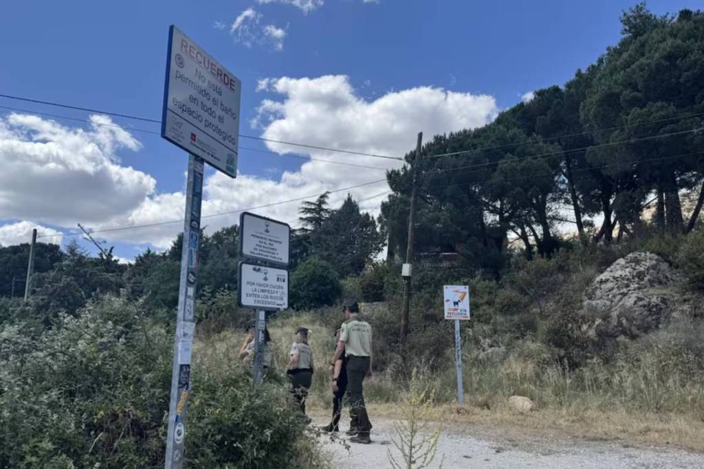 Des agents forestiers aux abords de La Pedriza.