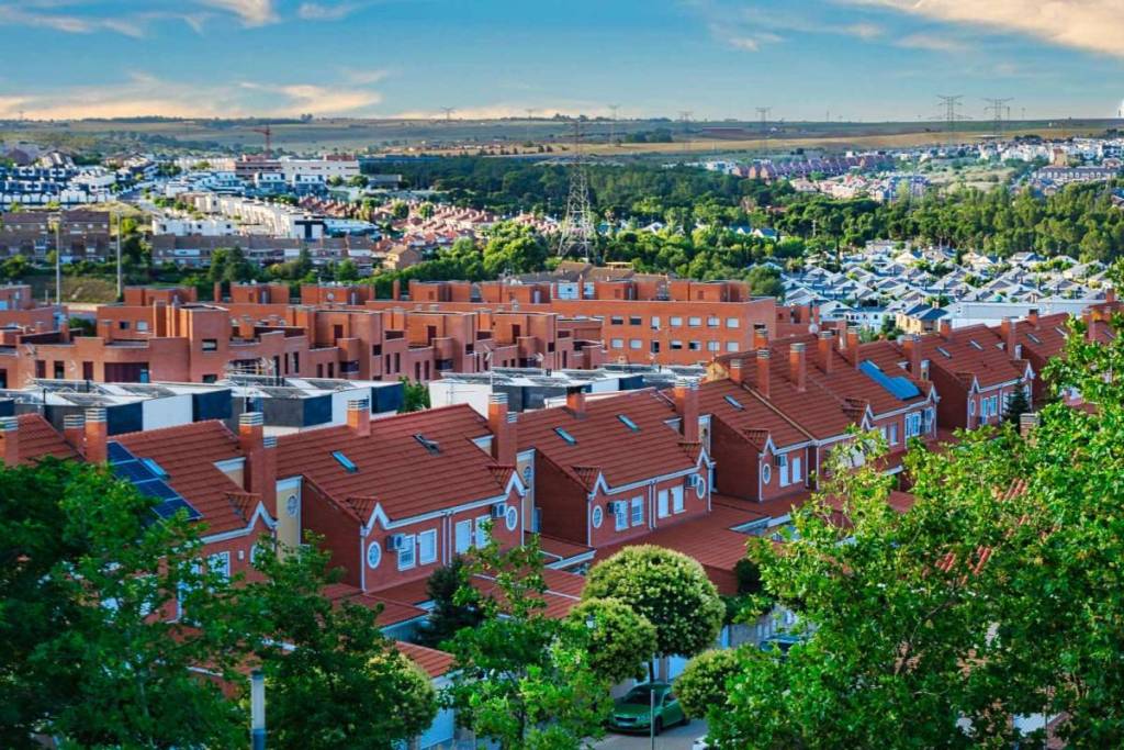 Madrid estenderà i mutui al 100% per l’acquisto di appartamenti fino a 425.000 euro ai minori di 50 anni: ecco come funziona il nuovo programma “Mi Primera Vivienda”