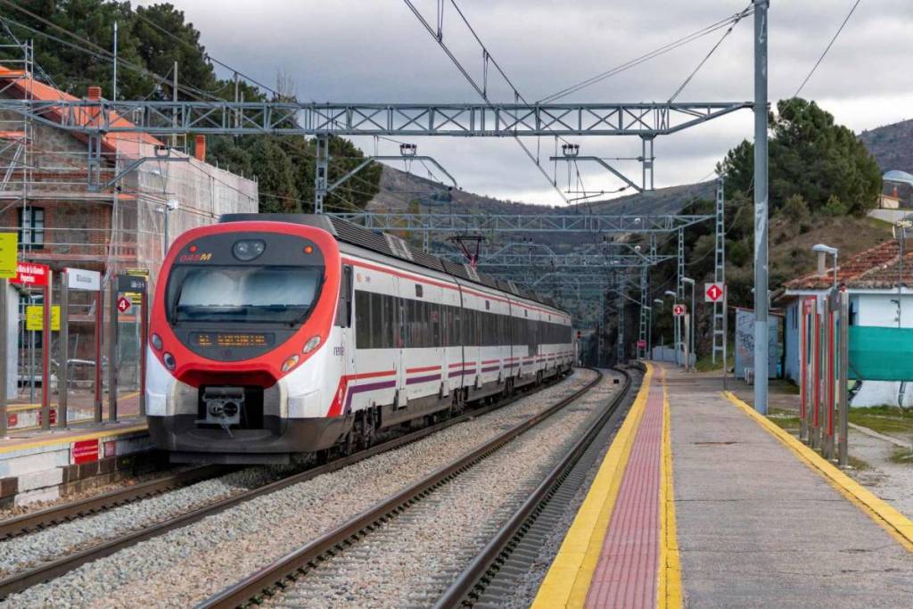 La línea que lleva a la sierra madrileña se queda sin trenes durante dos semanas en pleno agosto
