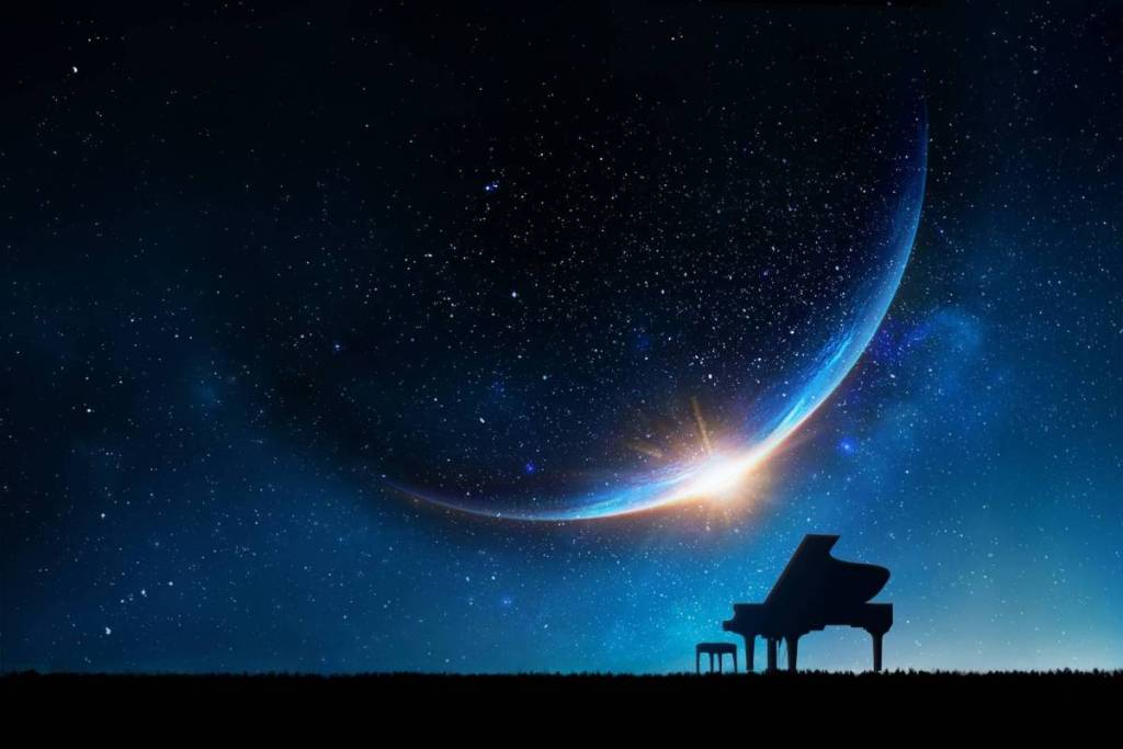 Plan d’ensemble d’une image du cosmos pendant une éclipse et, devant la projection, la silhouette d’un piano et d’un tabouret.