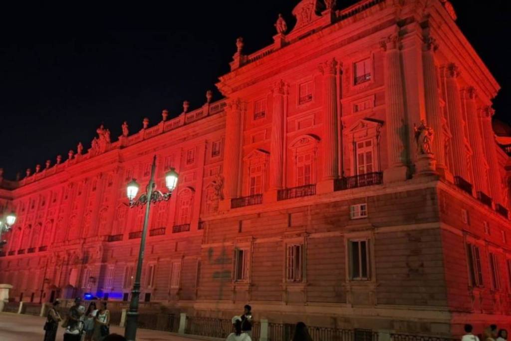 La fachada del Palacio Real teñida de rojo con motivo de la victoria de la selección española en el Mundial de Fútbol.