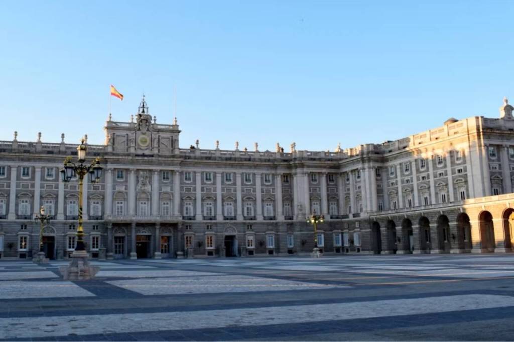 Tras un año y medio de obras reabrirán el histórico botiquín de Isabel II y los laboratorios secretos de la Real Botica: el Palacio Real de Madrid se da un lavado de cara y estrena nuevo acceso libre de colas