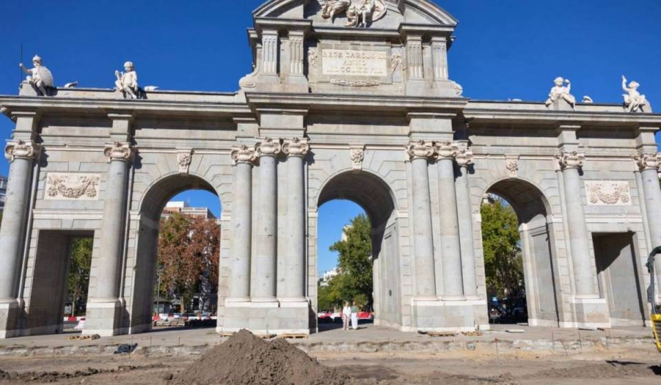The Puerta de Alcalá will no longer be isolated in a roundabout: by the end of the year, people will be able to walk under its arches
