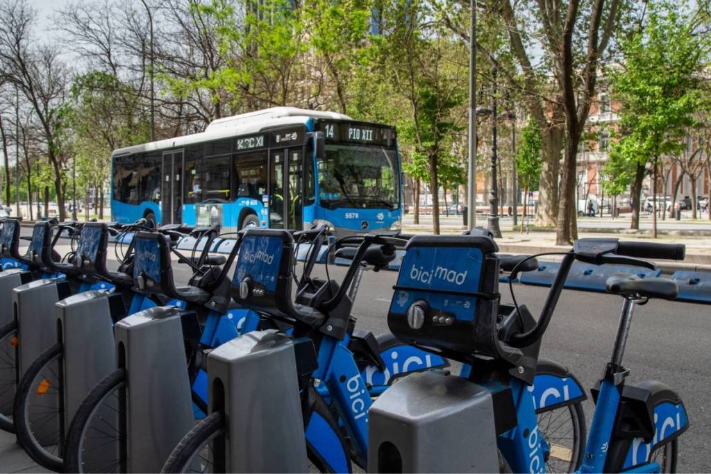 An EMT bus behind a line of Bicimad bicycles.