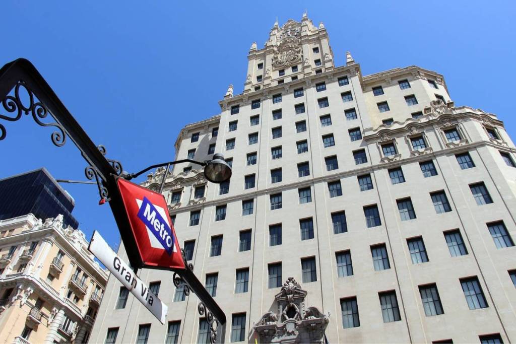 Fachada do edifício histórico da Telefónica, junto à estação de metro da Gran Vía.
