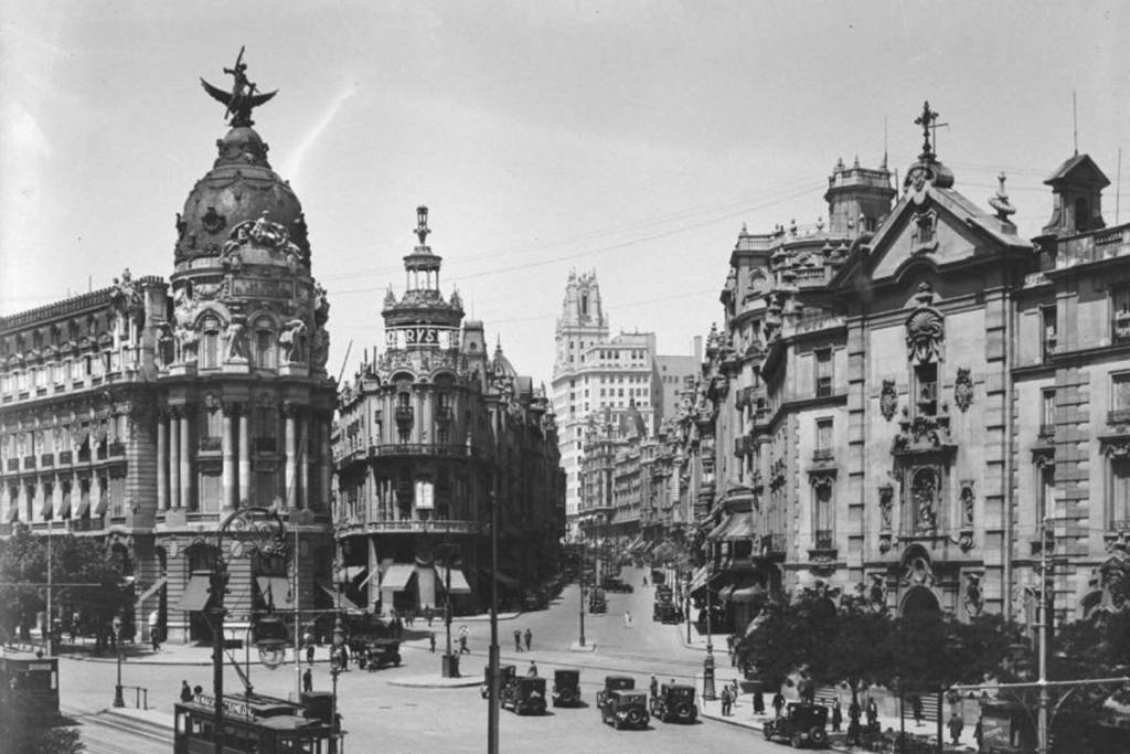Cruzamento da Rua Alcalá com a Gran Vía por volta de 1923; ao fundo, no centro, o edifício da Telefónica.