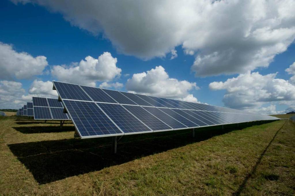 El mayor parque solar de un aeropuerto europeo está en Madrid: 215.000 placas y la superficie de 200 campos de fútbol en Barajas