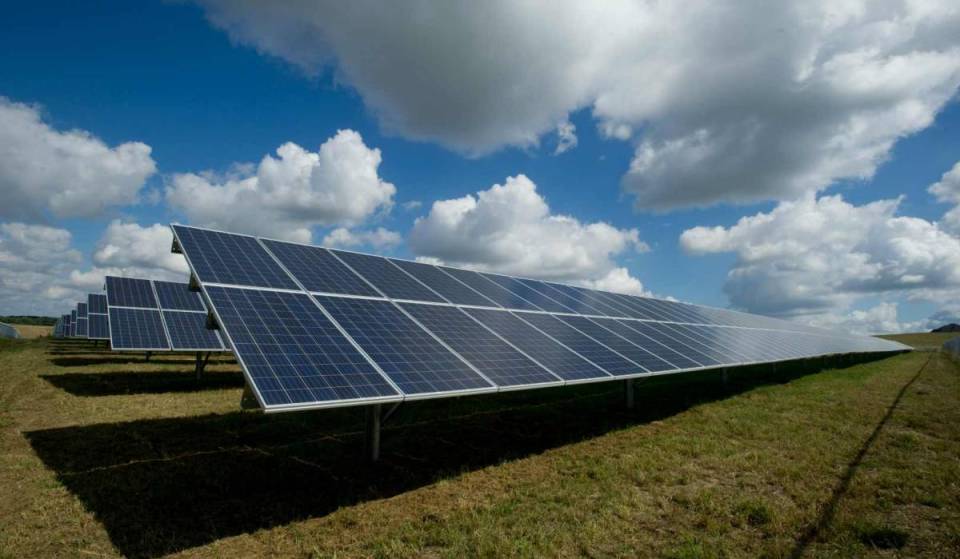 Der größte Solarpark eines europäischen Flughafens steht in Madrid: 215.000 Solarmodule auf einer Fläche von 200 Fußballfeldern in Barajas