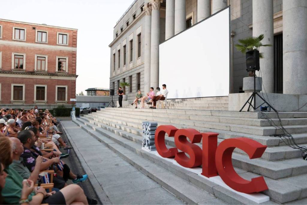 Cinema ao ar livre com entradas e pipocas grátis em Madrid: o CSIC exibe três filmes este mês de setembro na sua sede histórica no centro da cidade