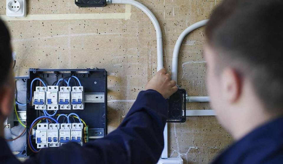 Madrid verdoppelt den Bildungsscheck für arbeitslose Jugendliche mit geringerem Einkommen auf bis zu 3.000 € (und erweitert den Kreis der Anspruchsberechtigten)