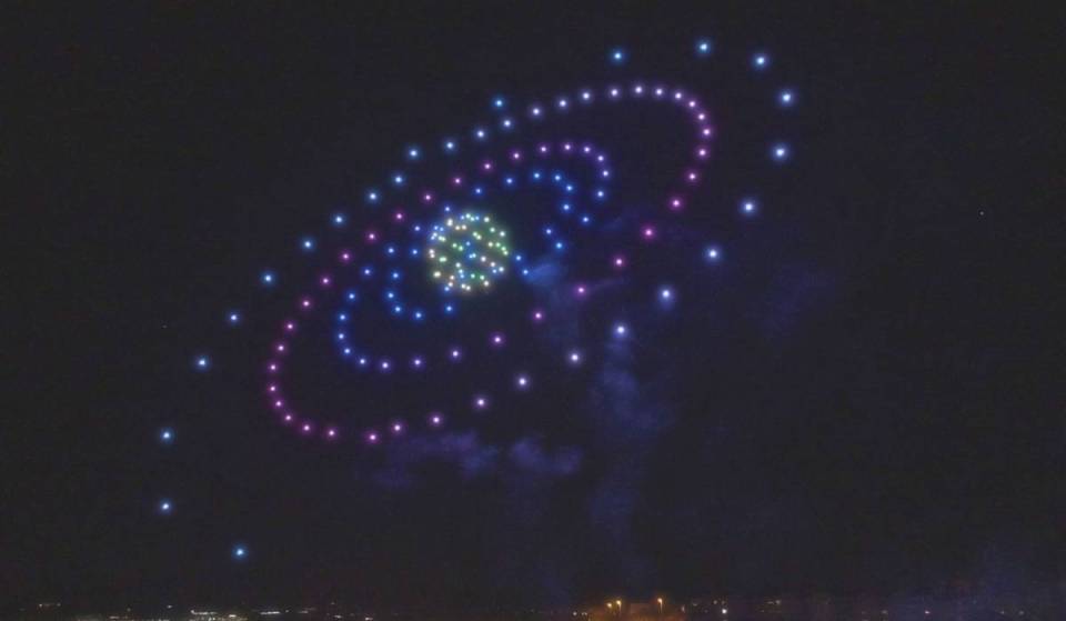 Eine kostenlose Drohnenshow zum Thema Weltraum bildet den krönenden Abschluss der Feste einer Gemeinde in Madrid