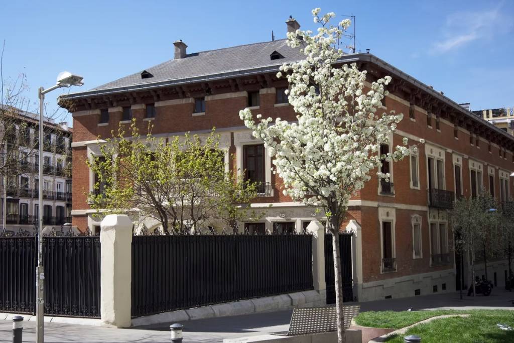 ¿Y si pudieras colarte en la intimidad de un hogar justo cuando alguien cambia su destino? Con esta obra inmersiva de Allianz y Daniel Guzmán, puedes